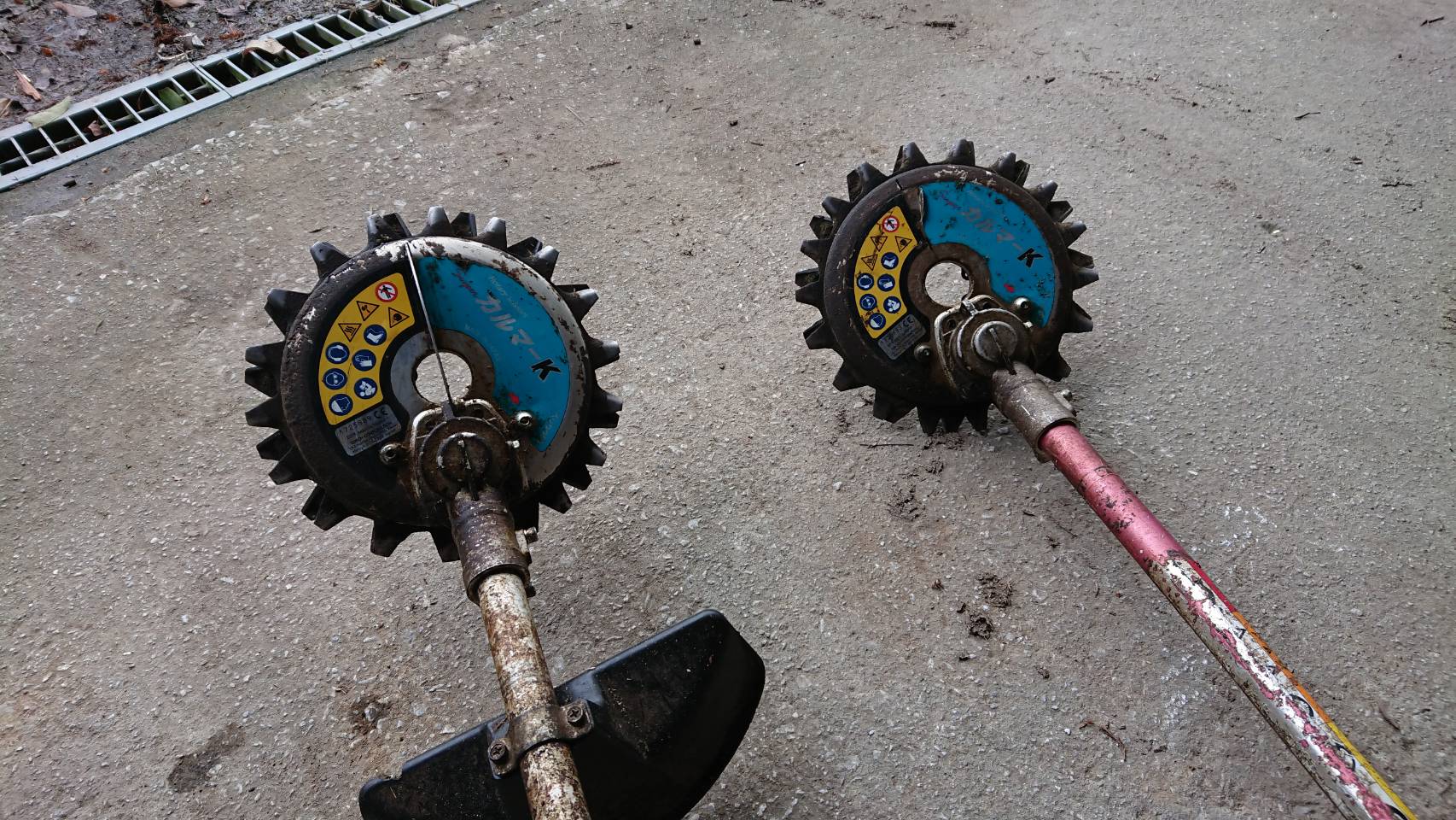 石飛散防止用アタッチメント付き刈払機